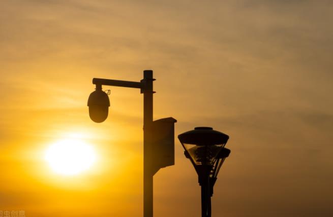 陽(yáng)光下的監(jiān)控?cái)z像頭 陽(yáng)光下的監(jiān)控?cái)z像頭